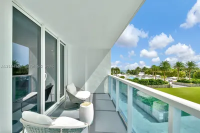 2301 Collins Ave #303 1