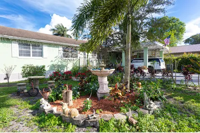 FRONT OF THE HOUSE