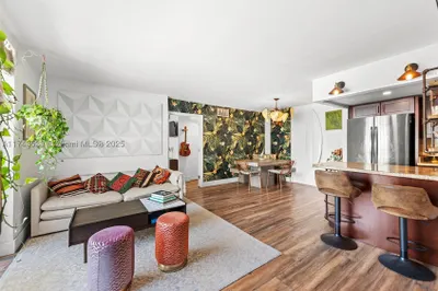 335 Collins Ave #201 1