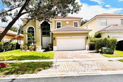1261 NE 37th Pl 1