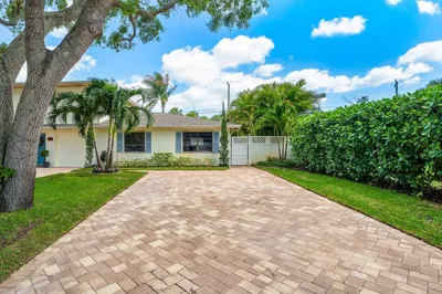 2103 N Palm Circle 1