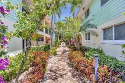 49 SE 7th Avenue 1