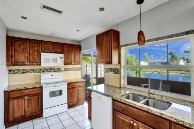 8550 NW 27th Pl 0 1
