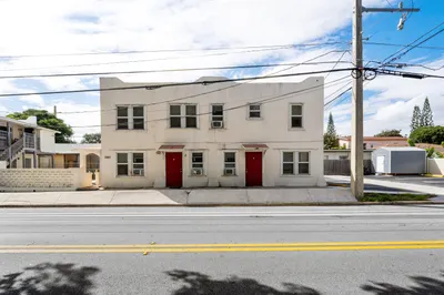 4561 Lake Avenue #6 1