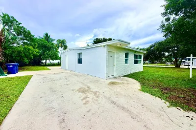 205 NW 33rd Avenue 1