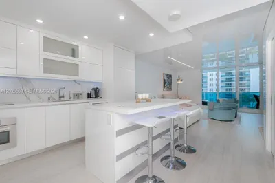 2301 Collins Ave #811 1