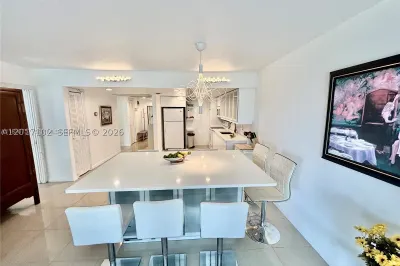 3051 S Palm Aire Dr #201 1