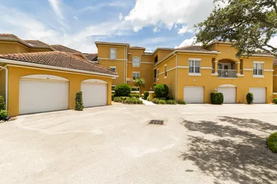 5015 Fairways Circle #305 1