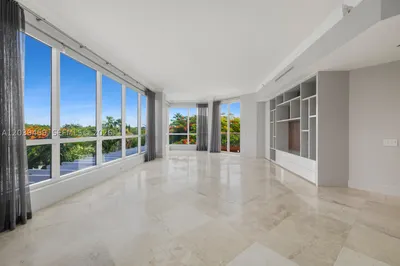 10 Edgewater Dr #4H 1
