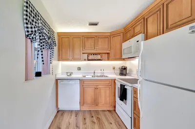 98 Spring Lake Dr Apt 103 Vero-large-012