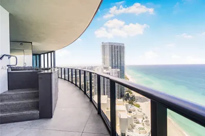 18555 Collins Ave #3705 1