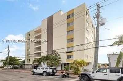 8001 Crespi Blvd #3B 1