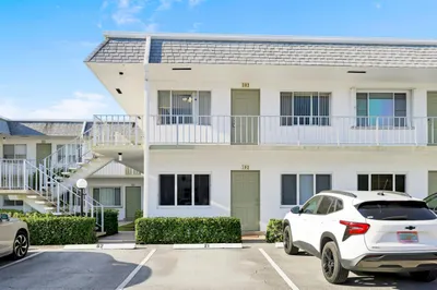 2920 Cynthia Lane #202 1
