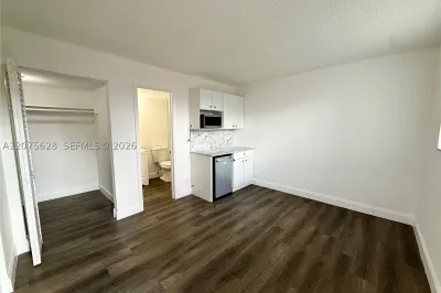2520 N Andrews Ave #303A 1