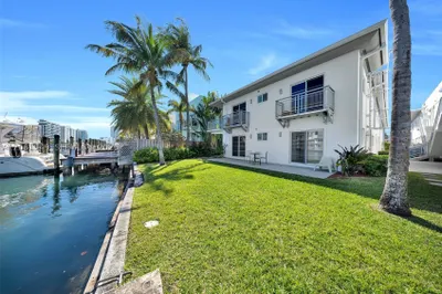 6905 Bay Dr #16 1