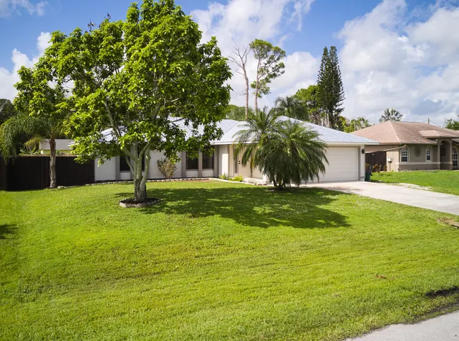 Just Listed | 672 SW Ewing Avenue