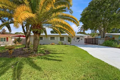 1095 NE Tuxedo Terrace 1