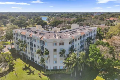 3600 Oaks Clubhouse Dr #511 1