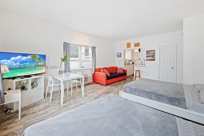 1100 Collins Ave #210 1
