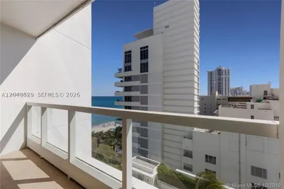 4391 Collins Ave #1015 1