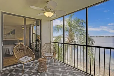 109 LAKE EMERALD Drive #305 1
