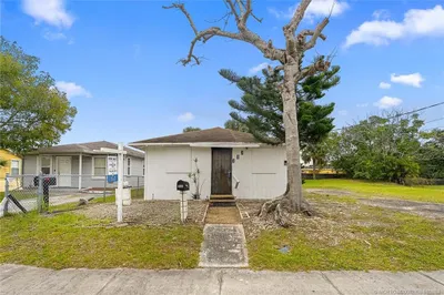 717 SE Bahama Avenue 1