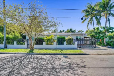 100 NW 40th St 1