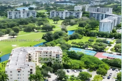 3500 Oaks Clubhouse Dr #211 1