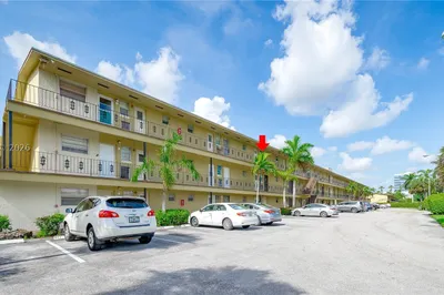 2880 NE 203rd St #34B 1