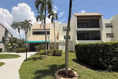 301 Racquet Club Rd #305 1