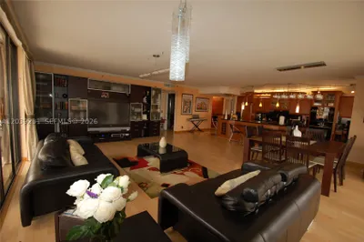 8877 Collins Ave #507 1