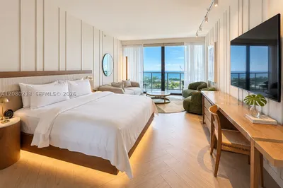 2201 Collins Ave #807 1