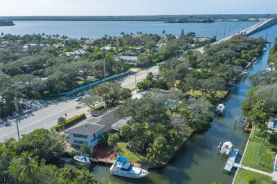 637 E Causeway Boulevard 1