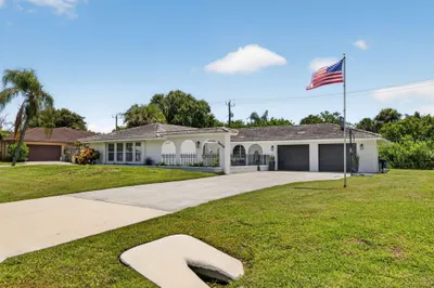 2409 NW Everglades Boulevard 1