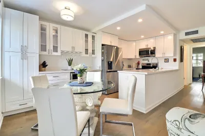242 Markham L 1