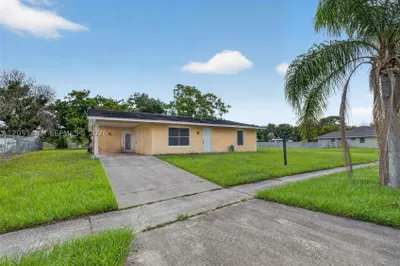 369 NE Camelot Dr 1