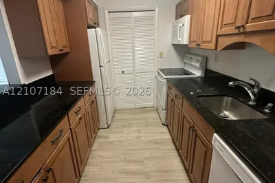 240 Lakeview Dr #209 1