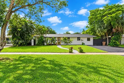 590 NW 38th Pl 1