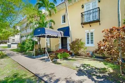 124 Mendoza Ave #8A 1