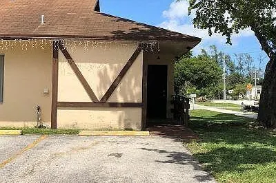 800 SW 9th Street 1