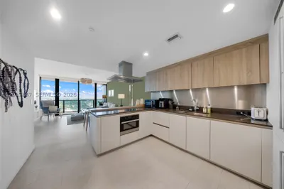 1000 Brickell Plz #4704 1