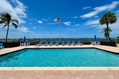 825 CENTER Street #8A 1