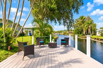 231 SE Paradise Place 1