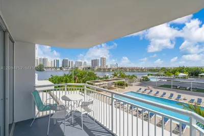 18071 Biscayne Blvd #303 1