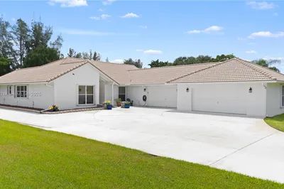Huge wide driveway with side pad for RV's boats et