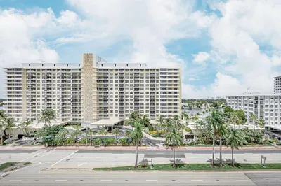 5601 Collins Avenue 1