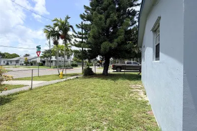 1106 NW 2nd St 1