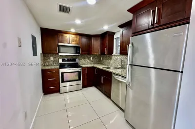 411 SW 37th Ave #3D 1