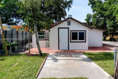  ENTRANCE WITH GARDEN/ PATIO AND ENTRANCE PATH