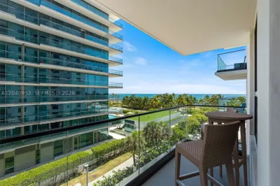 10185 Collins Ave #521 1